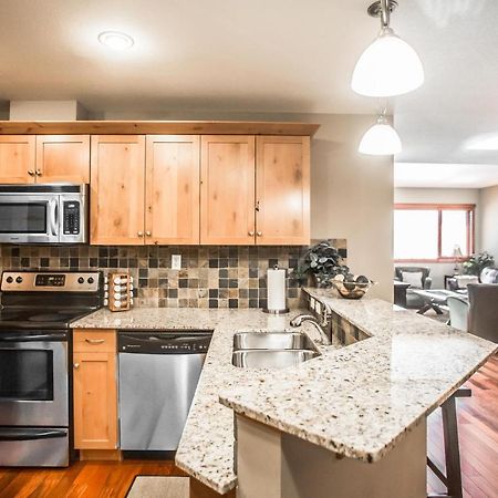 The Lookout - Top Floor Corner Unit With Stunning Views Villa Canmore Esterno foto