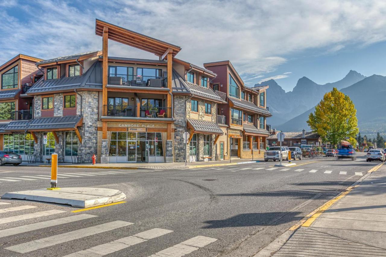 The Lookout - Top Floor Corner Unit With Stunning Views Villa Canmore Esterno foto