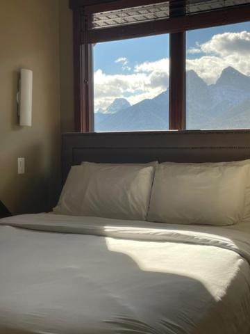 The Lookout - Top Floor Corner Unit With Stunning Views Villa Canmore Esterno foto