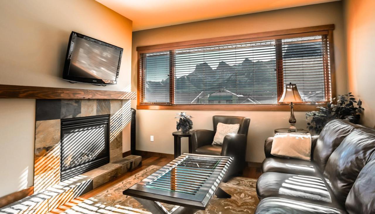 The Lookout - Top Floor Corner Unit With Stunning Views Villa Canmore Esterno foto