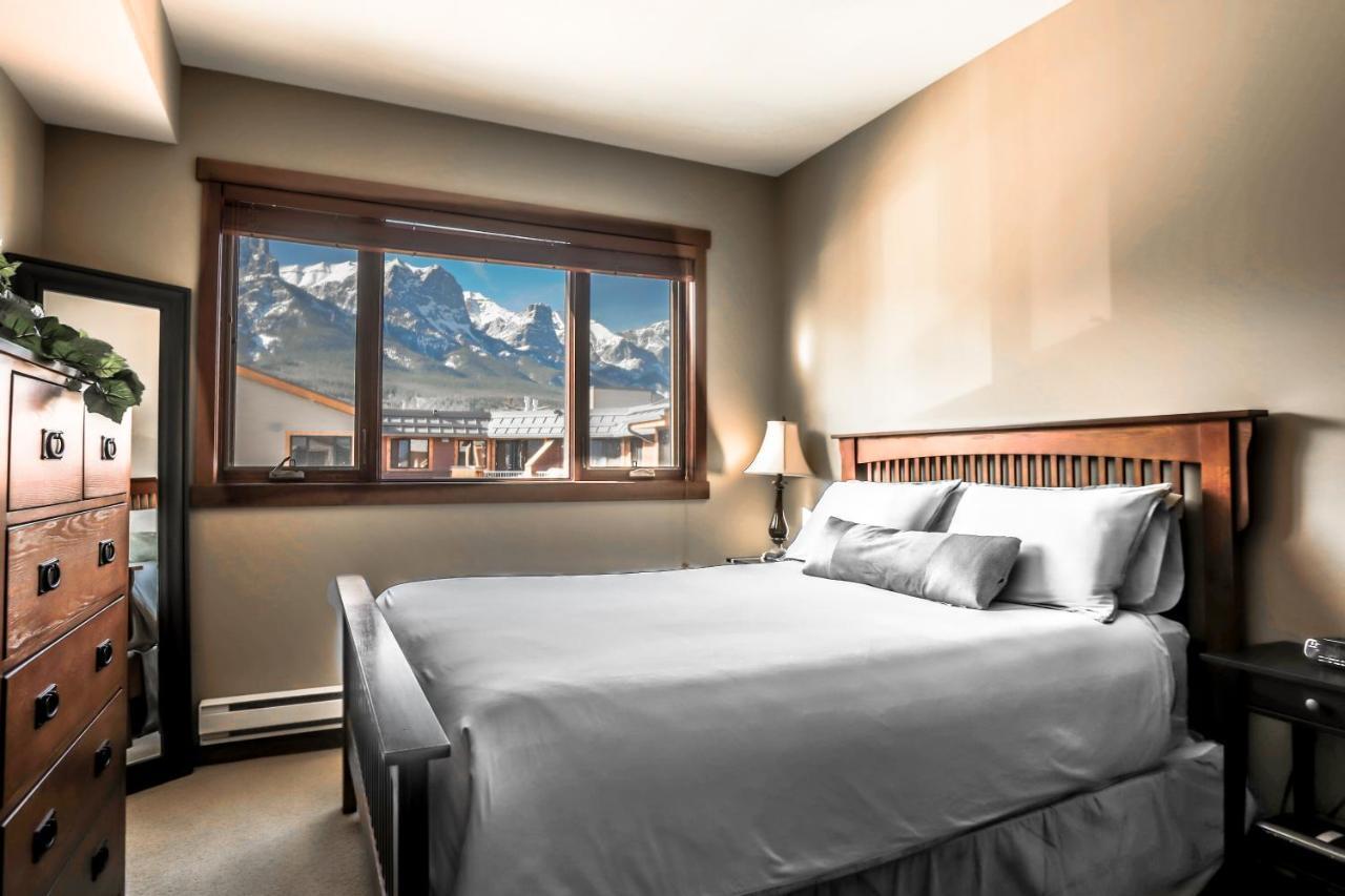The Lookout - Top Floor Corner Unit With Stunning Views Villa Canmore Esterno foto