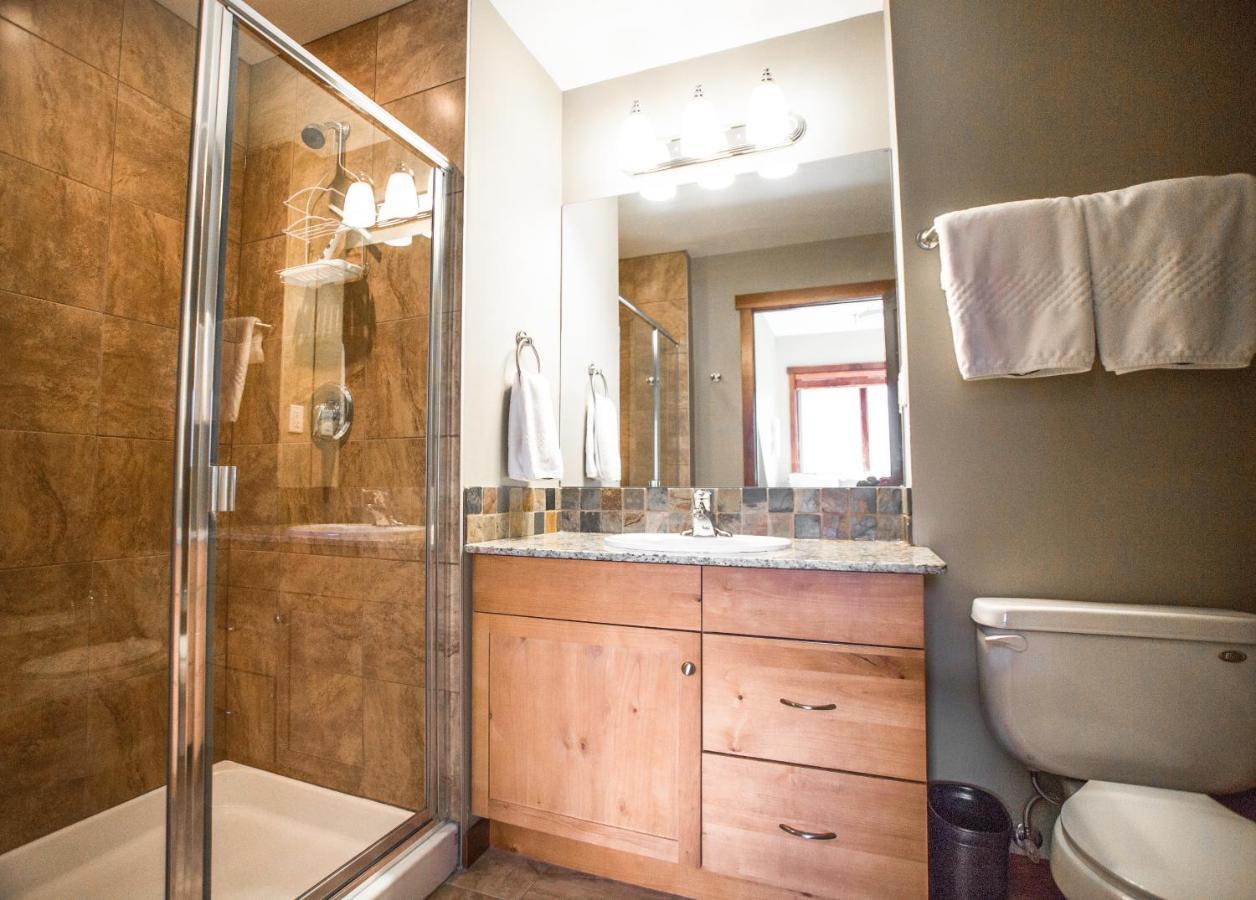 The Lookout - Top Floor Corner Unit With Stunning Views Villa Canmore Esterno foto